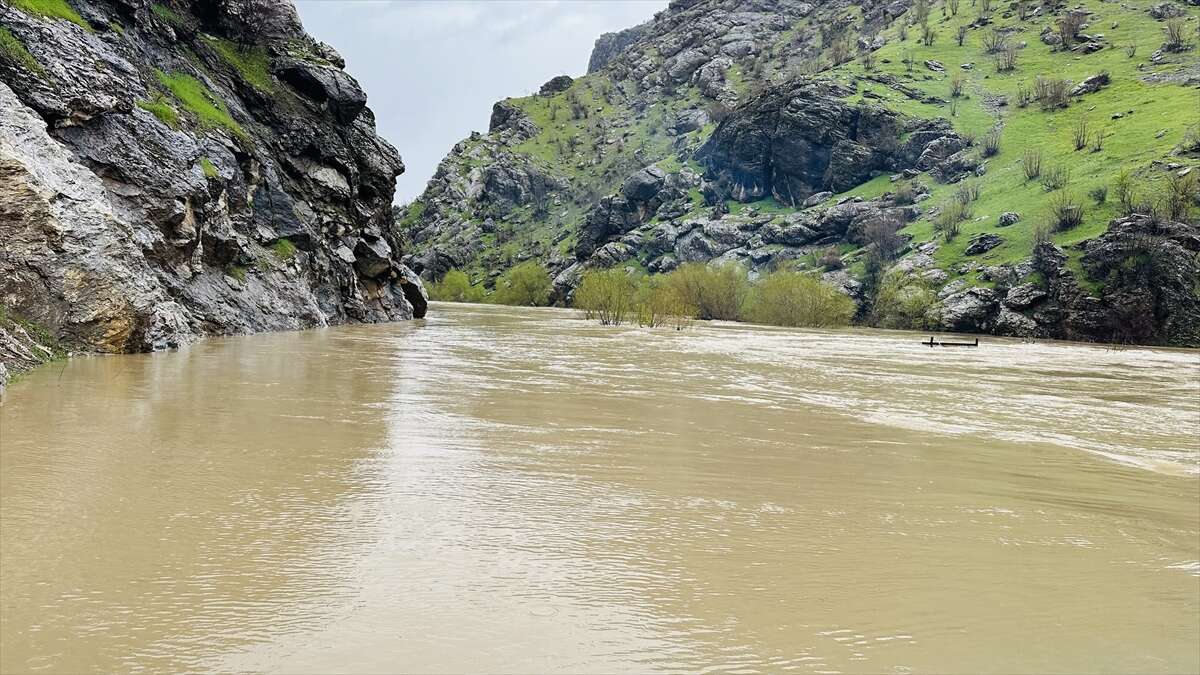 Yeni bir sel ve yol vakası daha! Dere taştı, kara yolu sular altında kaldı 7
